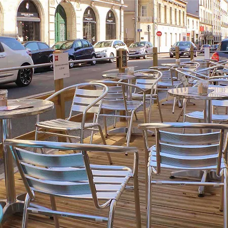 南特中心布列塔尼宜必思旅游酒店