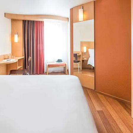 Ibis Centre Tour Bretagne Nantes