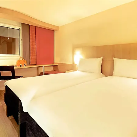 南特中心布列塔尼宜必思旅游酒店 3*